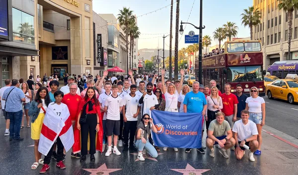 World of Discoveries turistas en el Paseo de la Fama de Hollywood
